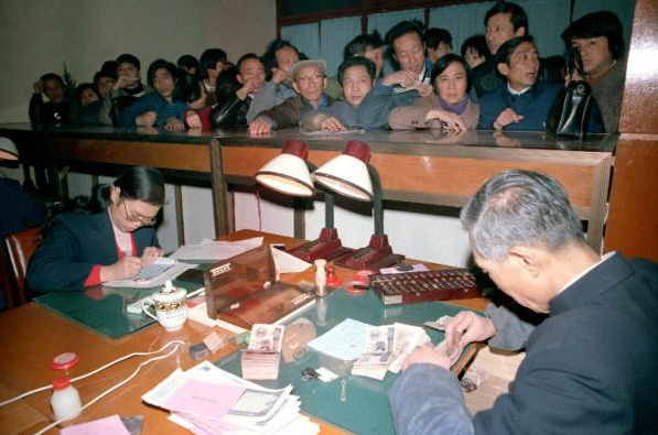 1986年9月,中国工商银行上海信托投资公司静安分公司开办代理股票买卖业务,开业第一天代理卖出飞乐音响公司和延中实业公司发行的股票1000多股。图/新华社发