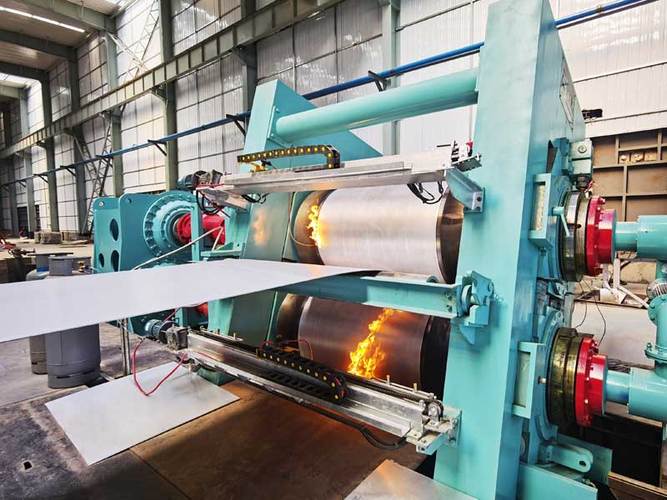 铝带材电磁铸轧技术及设备的发明专利项目为1、铝带材电磁铸轧技术及设备，涉及铝加工领域。其特点是：