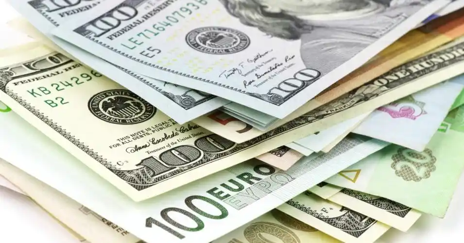 金价在创下历史新高后回落至3,330美元以下,鲍威尔警告滞胀风险