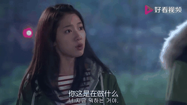 刘Rachel因崔英道让金叹难堪，心情大好嘴角上扬